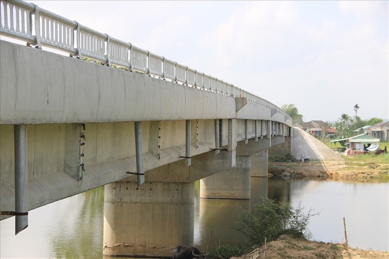 Cầu Trà Đình hoàn thành vào tháng 6/2020 nhưng đến nay vẫn chưa đưa vào sử dụng do thiếu đường dẫn.