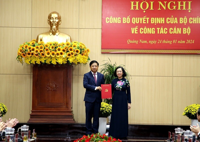 Bà Trương Thị Mai trao quyết định của Bộ Chính trị điều động và chỉ định ông Lương Nguyễn Minh Triết giữ chức vụ Bí thư Tỉnh ủy Quảng Nam nhiệm kỳ 2020 - 2025.