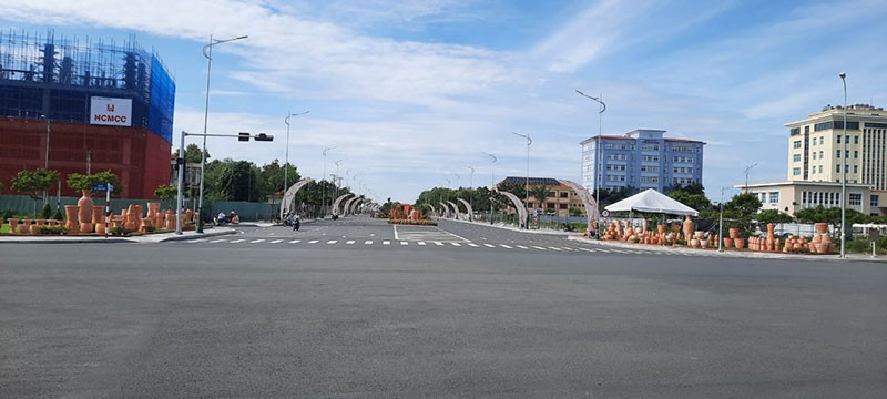 Địa điểm thực hiện “Đường gốm và hoa mừng Xuân Giáp Thìn năm 2024” tại đường nối giữa đường Phạm Hùng và đường Võ Văn Kiệt, Phường 9, TP. Vĩnh Long