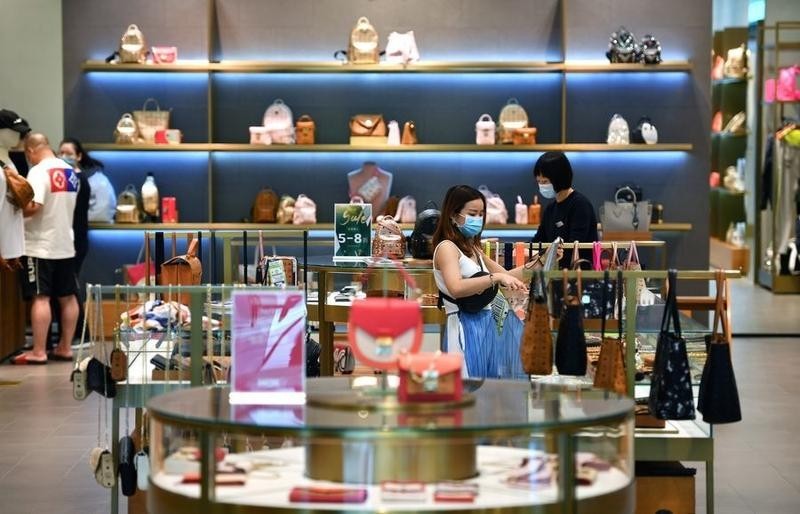 Khách du lịch mua sắm tại một trung tâm mua sắm miễn thuế ở Tam Á, tỉnh Hải Nam, miền Nam Trung Quốc. (Nguồn: Xihua)
