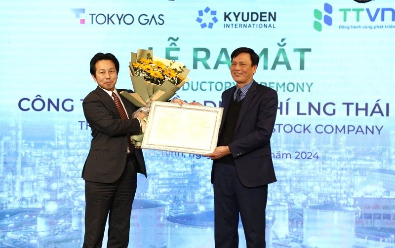 Giám đốc Sở Kế hoạch và Đầu tư Thái Bình trao giấy Chứng nhận đăng ký doanh nghiệp cho Tổ hợp Nhà đầu tư điện khí LNG