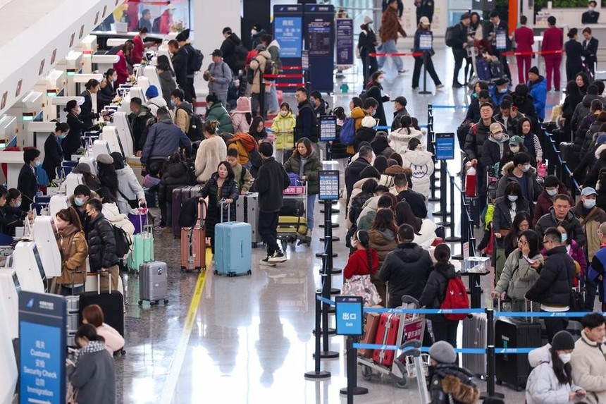 Hành khách xếp hàng làm thủ tục tại Sân bay Quốc tế Đại Hưng Bắc Kinh ở Bắc Kinh ngày 26/1/2024. (Ảnh: Xinhua)
