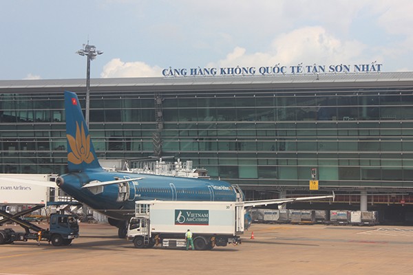 Sân bay Tân Sơn Nhất hiện nay chưa có hệ thống giao thông công cộng sức chở lớn nối đến nhà ga. Ảnh: Lê Quân