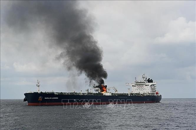 Khói bốc lên từ tàu chở dầu M/V Merlin Luanda của Anh bị lực lượng Houthi tấn công khi di chuyển qua Vịnh Aden trên biển Arab. (Ảnh: AFP/TTXVN)