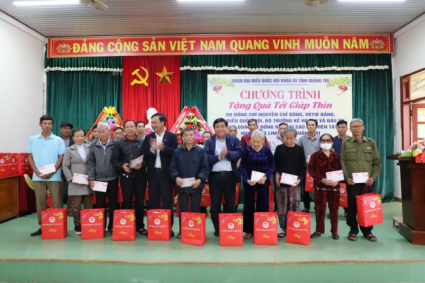 Bộ trưởng Nguyễn Chí Dũng tặng các phần quà cho những đối tượng chính sách, người nghèo khu vực miền Tây huyện Gio Linh
