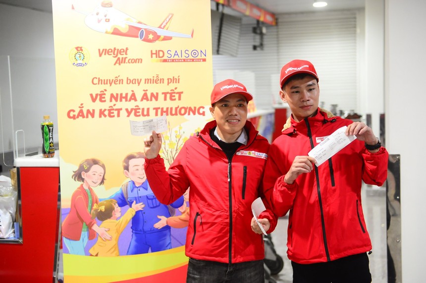 Người lao động được bay miễn phí trong chương trình "Về nhà ăn tết, gắn kết yêu thương" do Vietjet, HDSAISON phối hợp cùng Tổng Liên đoàn lao động Việt Nam tổ chức Tết Nguyên đán 2023 - ảnh: TL