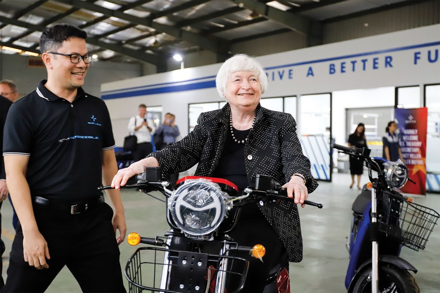 Bộ trưởng Tài chính Mỹ Janet Yellen bên sản phẩm xe điện của Selex Motors