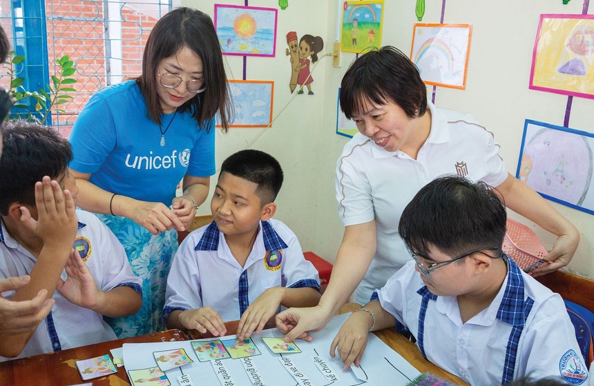 Đại diện UNICEF và Masterise tham gia các lớp học thuộc dự án Innovation for Children trong chuyến đi Sóc Trăng tháng 11/2023