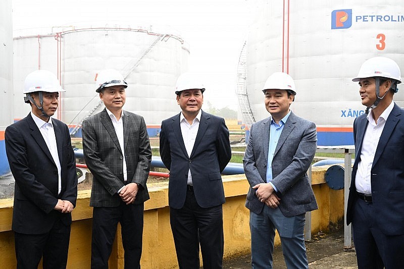 Bộ trưởng Nguyễn Hồng Diên kiểm tra công tác chuẩn bị tại kho xăng dầu Đức Giang.