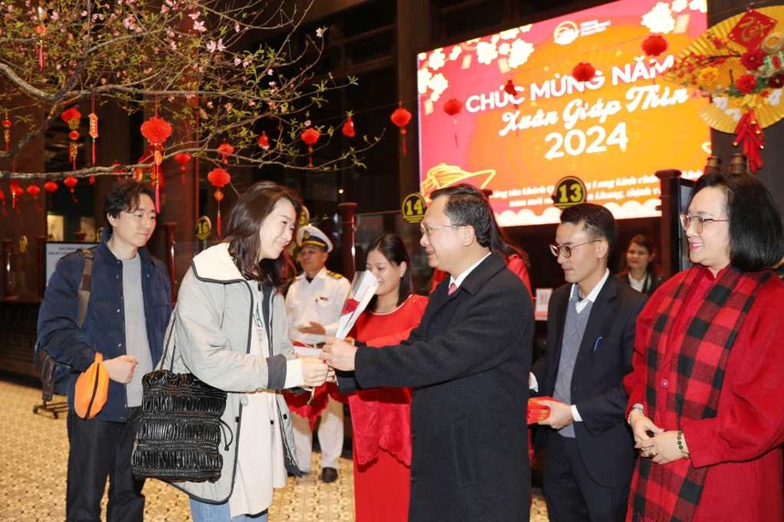 Ông Cao Tường Huy, Chủ tịch UBND tỉnh Quảng Ninh tặng hoa khách xông đất Vịnh Hạ Long. Nguồn: Quảng Ninh Portal