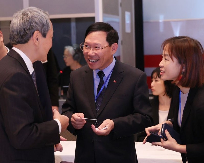 Chủ tịch UBND tỉnh Bắc Giang Lê Ánh Dương (đứng giữa). Ảnh: Dương Giang