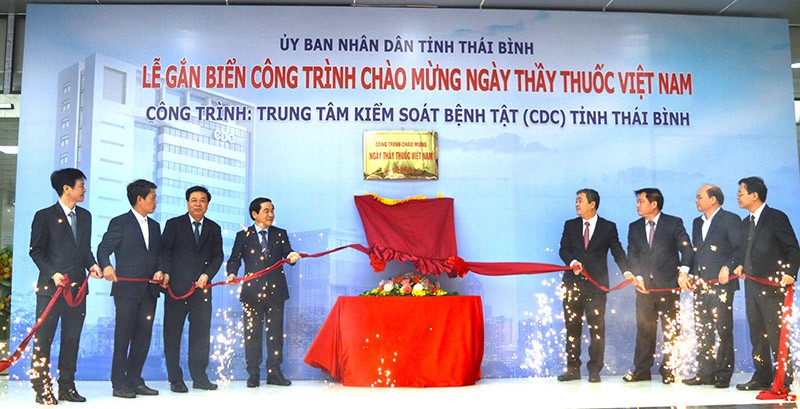 Lãnh đạo tỉnh, thành phố và Sở Y tế Thái Bình thực hiện gắn biển công trình Trung tâm Kiểm soát bệnh tật tỉnh (CDC Thái Bình)