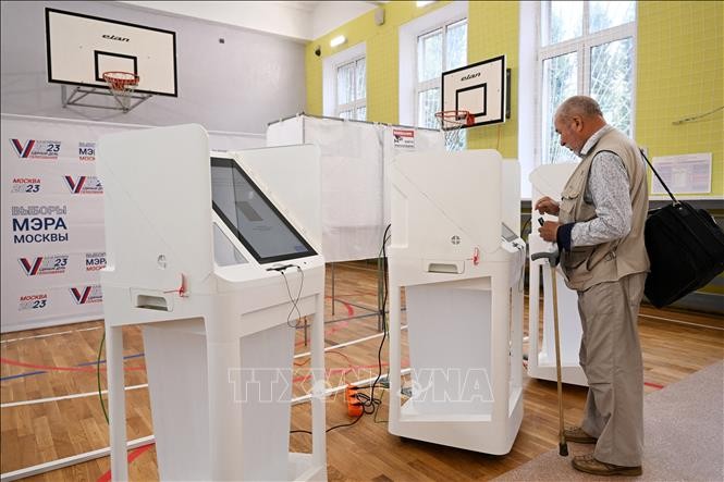 Cử tri bỏ phiếu bầu cử địa phương tại Moskva, Nga ngày 10/9/2023. Ảnh tư liệu: AFP/TTXVN