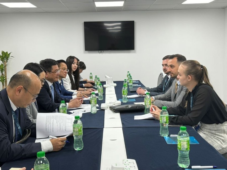 Bộ trưởng Nguyễn Hồng Diên tiếp Bộ trưởng Bộ Kinh tế và Công nghiệp Bungari, Bogdan Bogdanov bên lề Hội nghị Bộ trưởng WTO lần thứ 13 tại UAE.