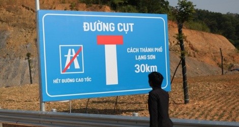 Việc không thể hoàn thành đúng kế hoạch đoạn cao tốc Hữu Nghị - Chi Lăng đã khiến cao tốc Hà Nội - Lạng Sơn trở thành đường cụt, phải dừng cách Tp. Lạng Sơn 30 km, cách cửa khẩu Hữu Nghị 45 km trong suốt 4 năm qua.