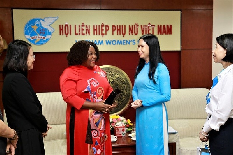 Phó chủ tịch Hội Liên hiệp Phụ nữ Việt Nam Trần Lan Phương chúc bà Caroline T. Nyamayemombe, Trưởng đại diện UN Women có nhiệm kỳ công tác tại Việt Nam thành công năm 2023. (Ảnh: Viet Nam Women’s Union)