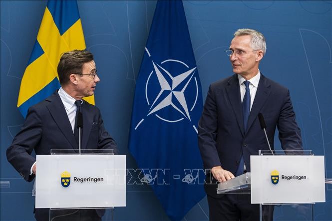 Tổng Thư ký NATO Jens Stoltenberg (phải) và Thủ tướng Thụy Điển Ulf Kristersson tại cuộc họp báo ở Stockholm ngày 7/3/2023. Ảnh: AFP/TTXVN