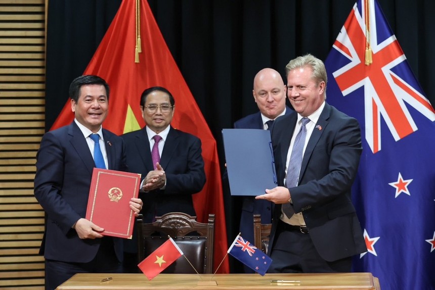 Bộ trưởng Nguyễn Hồng Diên và ông Todd McClay, Bộ trưởng Bộ Ngoại giao, Thương mại New Zealand ký kết Bản thỏa thuận về hợp tác kinh tế, thương mại.
