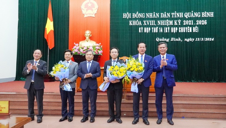 Lãnh đạo tỉnh Quảng Bình tặng hoa chúc mừng tân Phó Chủ tịch HĐND tỉnh (thứ hai, trái ảnh), Phó Chủ tịch UBND tỉnh (thứ ba, phải ảnh) và Ủy viên UBND tỉnh Quảng Bình (thứ hai, phải ảnh)