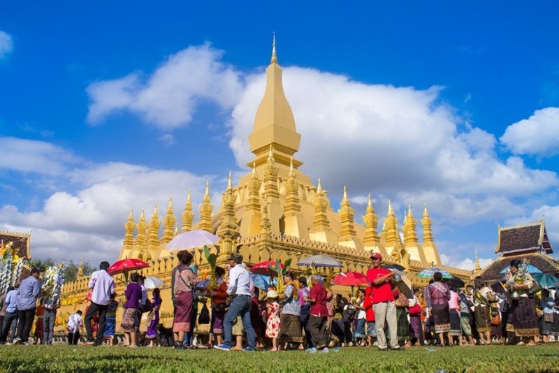 Thạt Luổng - địa điểm du lịch văn hoá tâm linh ở thủ đô Vientiane, Lào.