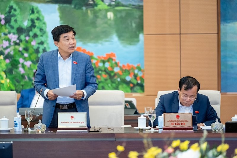 Phó chủ nhiệm Ủy ban Kinh tế Nguyễn Minh Sơn báo cáo tại phiên họp.