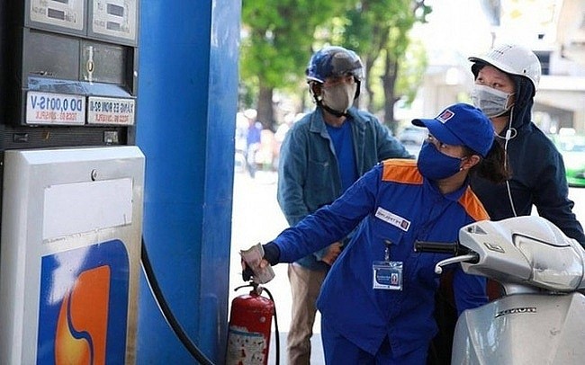 Giá bán lẻ các mặt hàng xăng giảm nhẹ trong khi giá dầu tăng từ 15 giờ 14/3.