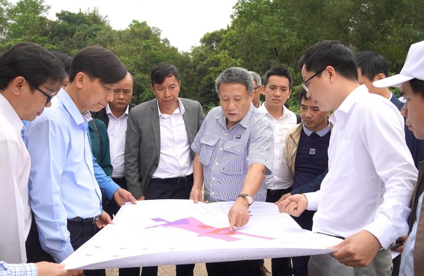 Phó chủ tịch Thường trực UBND tỉnh Quảng Trị Hà Sỹ Đồng đi kiểm tra tiến độ dự án đầu tư xây dựng và kinh doanh kết cấu hạ tầng Khu công nghiệp Tây Bắc Hồ Xá