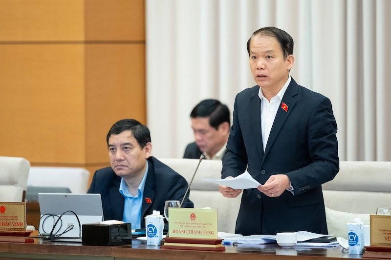 Chủ nhiệm Ủy ban Pháp luật Hoàng Thanh Tùng báo cáo tại phiên họp.