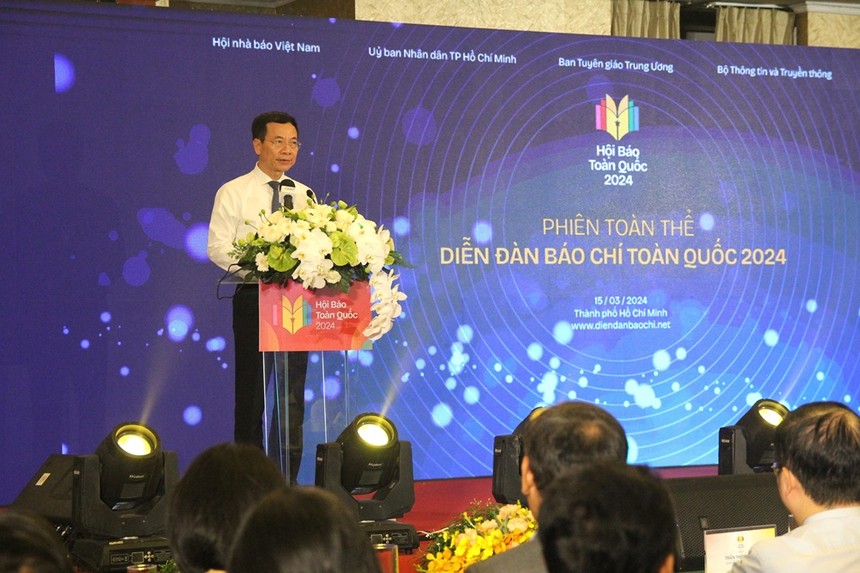 Bộ trưởng Bộ Thông tin và Truyền thông Nguyễn Mạnh Hùng phát biểu tại phiên toàn thể Diễn đàn báo chí toàn quốc 2024. Ảnh: Trọng Tín