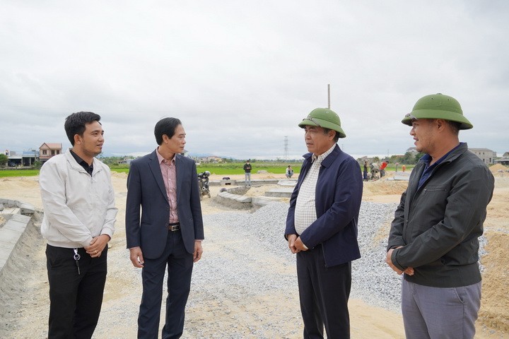 Phó chủ tịch UBND tỉnh Quảng Bình Đoàn Ngọc Lâm (thứ hai, trái ảnh) kiểm tra tiến độ một khu tái định cư phục vụ dự án cao tốc Bắc - Nam.