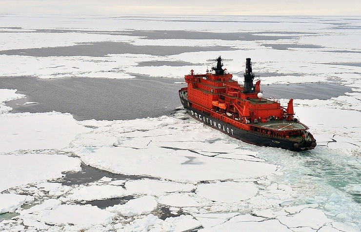 Một tàu phá băng của Nga hoạt động ở Bắc Cực. Ảnh: TASS