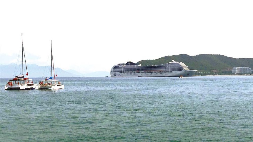 Tàu du lịch cao cấp chở hơn 2.000 du khách châu Âu cập cảng Nha Trang Ảnh: Nguyễn Phát