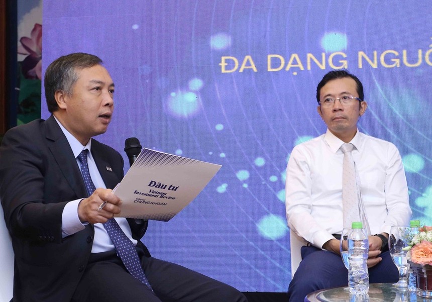 Ông Lê Trọng Minh, Tổng Biên tập Báo Đầu tư (bên trái), điều phối phiên thảo luận "đa dạng nguồn thu cho các cơ quan báo chí". Ảnh: Lê Toàn