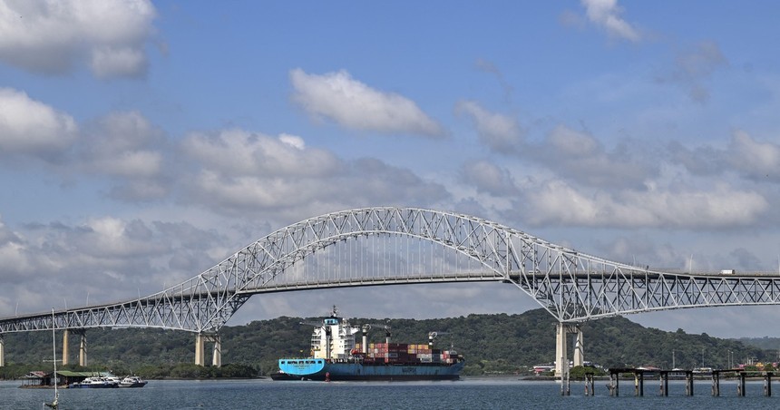 Tàu chở hàng di chuyển qua kênh đào Panama tại khu vực Panama City. (Ảnh: AFP/TTXVN)