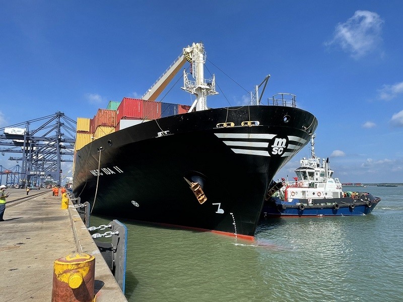 Một tàu container trọng tải lớn cập cảng SSIT.