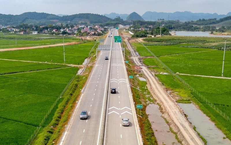 Một đoạn cao tốc Mai Sơn - Quốc lộ 45 được đầu tư phân kỳ theo quy mô 4 làn xe, không có làn dừng khẩn cấp liên tục.