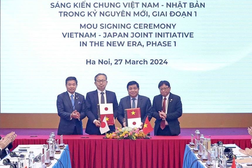Hai bên ký kết và trao Biên bản ghi nhớ Sáng kiến chung Việt Nam - Nhật Bản trong kỷ nguyên mới - giai đoạn 1. (Ảnh: Đức Trung)