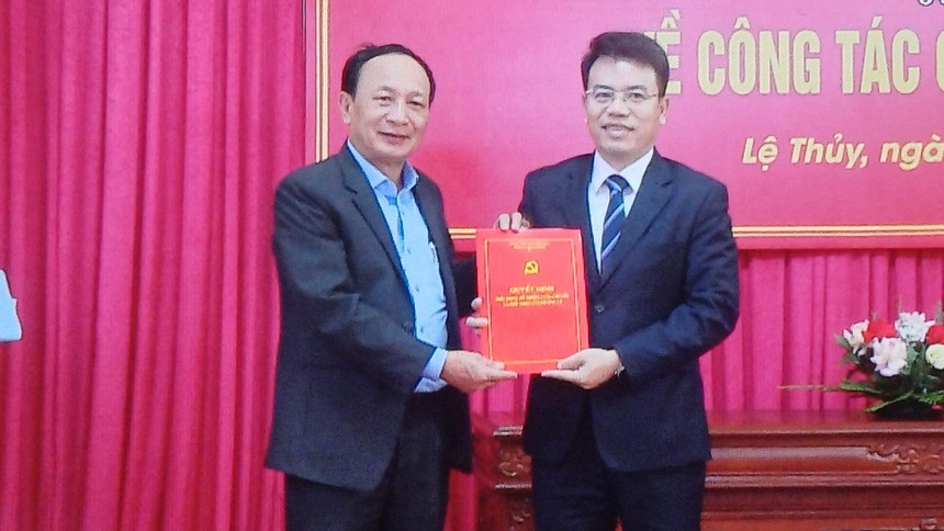Phó Bí thư Thường trực Tỉnh uỷ Quảng Bình Trần Hải Châu (trái ảnh) trao quyết định cho tân Bí thư Huyện uỷ Lệ Thuỷ Phan Thanh Cường