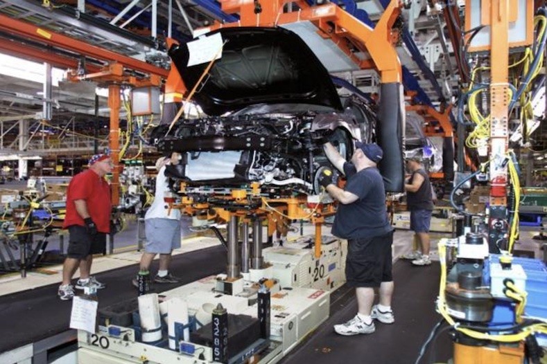 Bên trong nhà máy ô tô của General Motors tại thành phố Lansing, bang Michigan, Mỹ. Ảnh: AFP