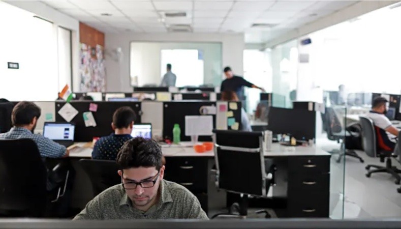Nhân viên làm việc tại trụ sở của nhà phát triển hệ thống bảo mật Staqu Technologies ở thành phố Gurugram, Ấn Độ. Ảnh: Bloomberg