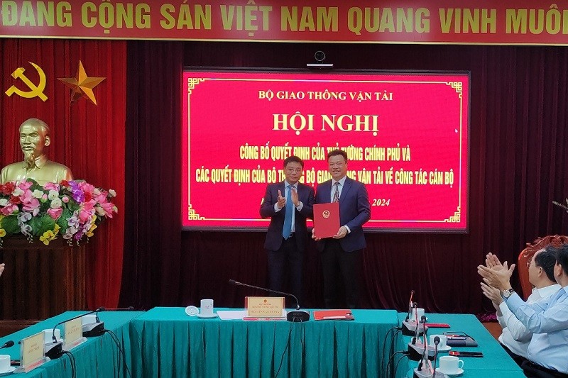 Thừa ủy quyền của Thủ tướng Chính phủ, Bộ trưởng Nguyễn Văn Thắng trao Quyết định và tặng hoa cho tân Phó chủ tịch chuyên trách Ủy ban An toàn giao thông Quốc gia Lê Kim Thành.