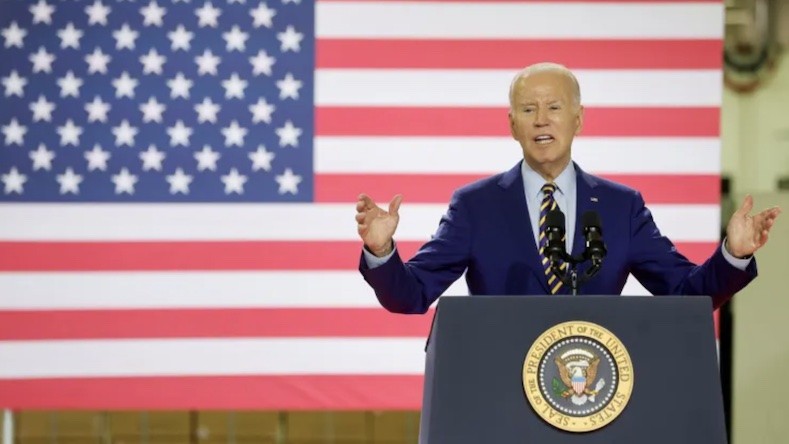 Tổng thống Mỹ Joe Biden nhận xét về nền kinh tế Mỹ và nỗ lực của chính quyền ông nhằm phục hồi ngành sản xuất chế tạo của nước này, trong chuyến thăm Flex LTD, một nhà máy sản xuất bộ chuyển đổi vi mô năng lượng mặt trời, ở bang South Carolina, ngày 6/7/2023. Ảnh: Reuters