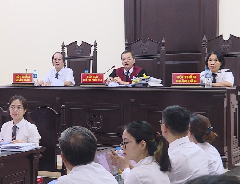 Hội đồng xét xử Tòa án Nhân dân quận Nam Từ Liêm trong vụ "trùm" đường dây đánh bạc Nguyễn Minh Thành.