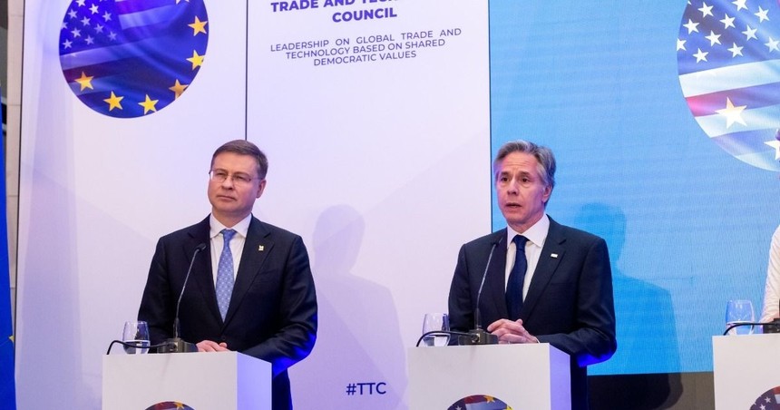 Từ trái qua phải: Phó Chủ tịch điều hành Ủy ban châu Âu Valdis Dombrovskis và Ngoại trưởng Mỹ Antony Blinken, tại cuộc họp báo sau khi kết thúc hội nghị. (Ảnh: TTXVN phát)