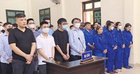 Nguyễn Minh Thành (áo đen, ngoài cùng bên trái) và nhóm đồng phạm bị đưa ra xét xử