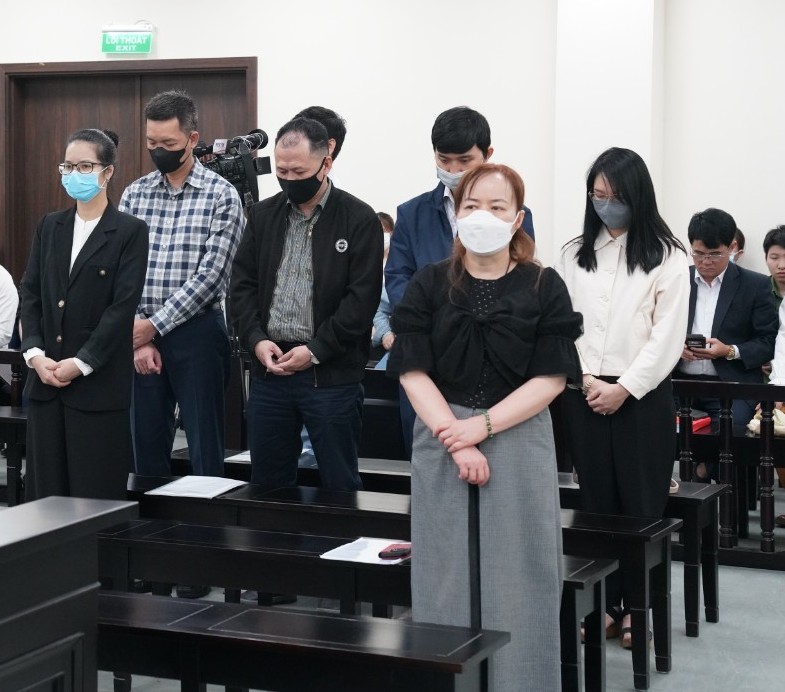 Cựu Chủ tịch Tập đoàn Vimedimex Nguyễn Thị Loan (đứng phía trước) và nhóm đồng phạm hầu tòa.