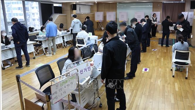 Điểm bỏ phiếu sớm trong cuộc bầu cử Quốc hội khóa 22 tại Seoul, Hàn Quốc ngày 5/4/2024. Ảnh: Yonhap/TTXVN