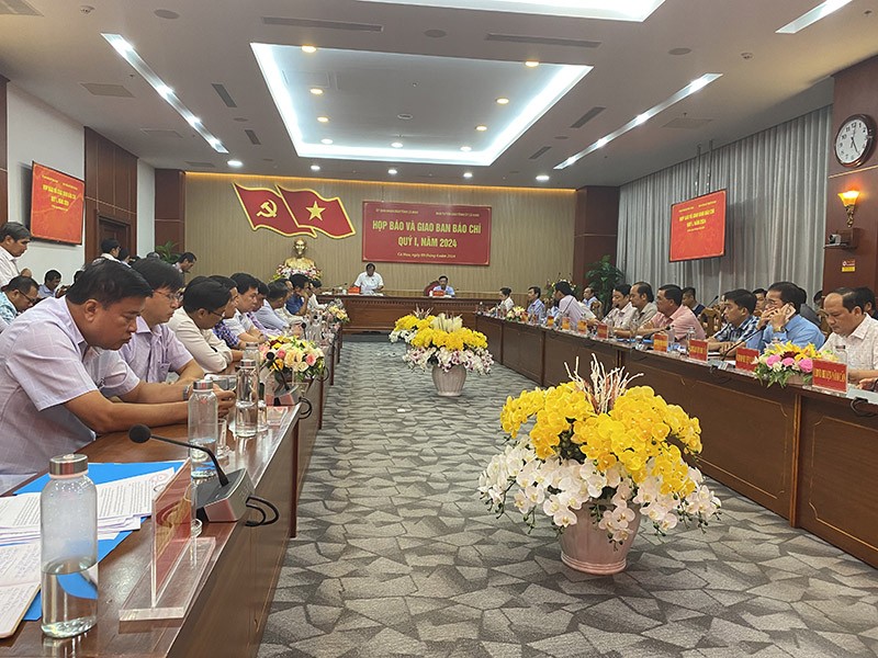 Phó Chủ tịch UBND tỉnh Cà Mau Nguyễn Minh Luân thông tin tại buổi Họp báo