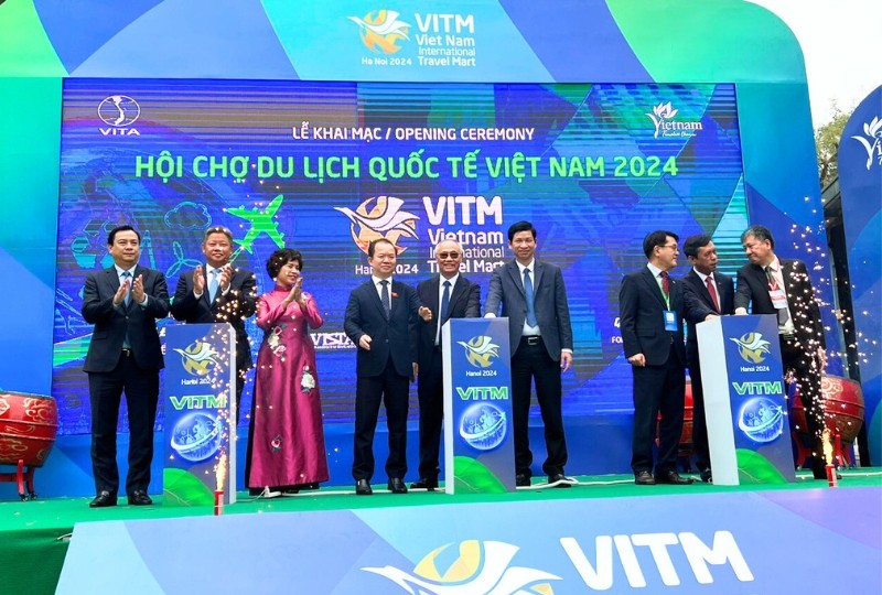 Các đại biểu bấm nút Khai mạc Hội chợ Du lịch Quốc tế Việt Nam - VITM Hà Nội 2024. (Ảnh: Mai Mai)