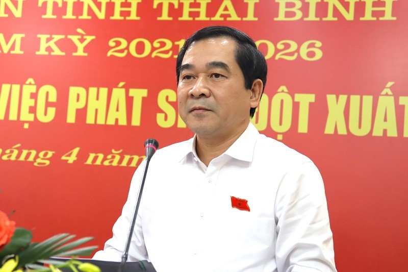 Phó Bí thư thường trực Tỉnh ủy, Chủ tịch HĐND tỉnh Thái Bình Nguyễn Tiến Thành phát biểu tại kỳ họp.